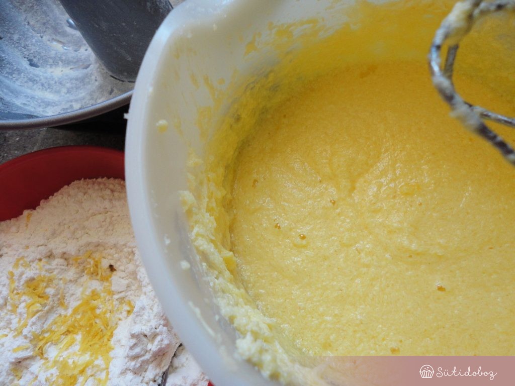 A margarint a cukorral és a tojásokkal simára keverjük