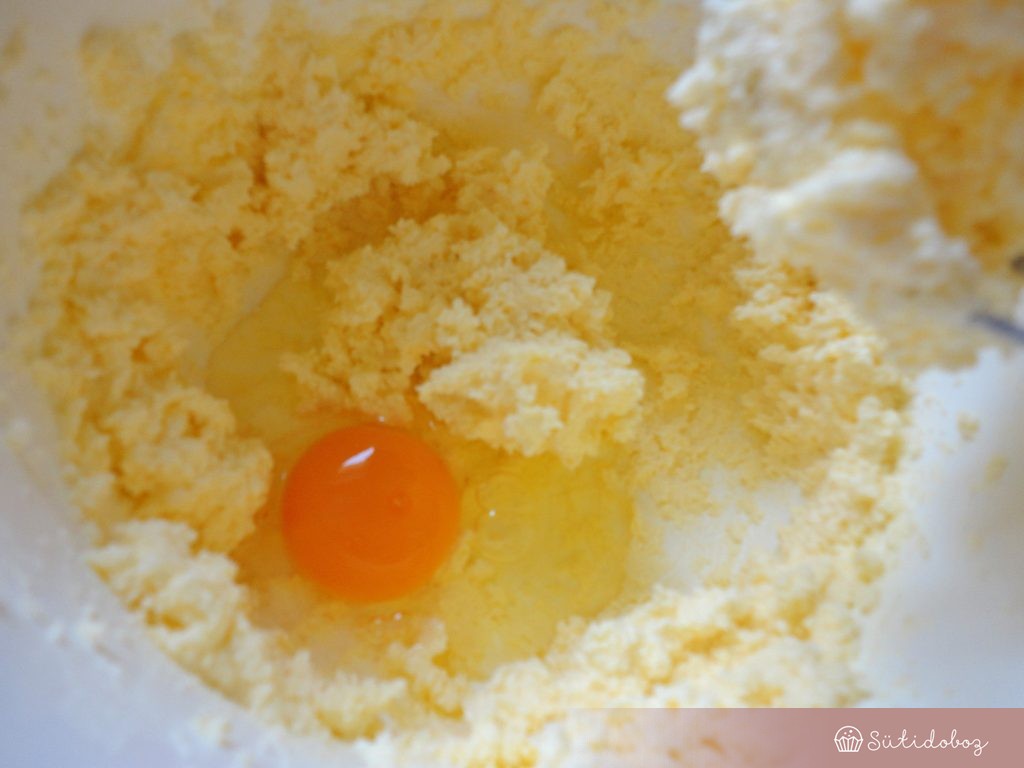 A tojást a vajas-cukros masszához adjuk