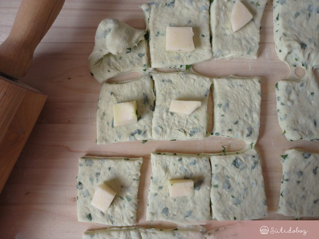 Medvehagymás sajtgolyó készítése