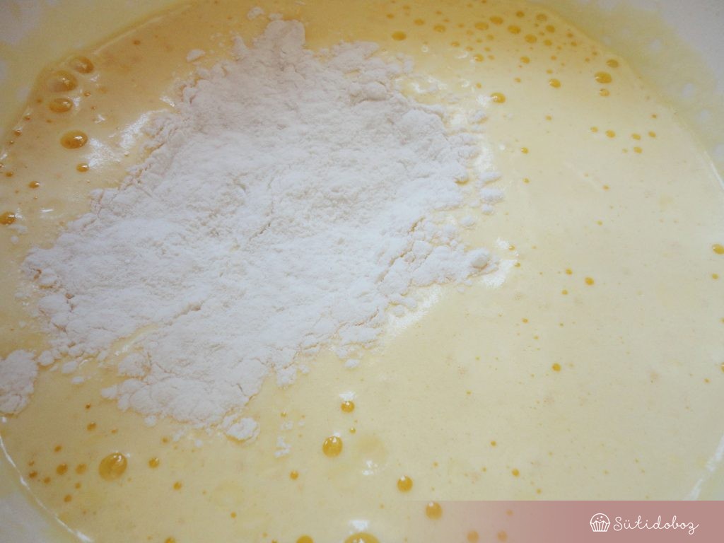 A felvert cukros tojáshoz hozzáadjuk a lisztet