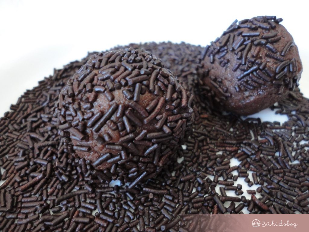 A gombócokat csokis tortadarába forgatjuk