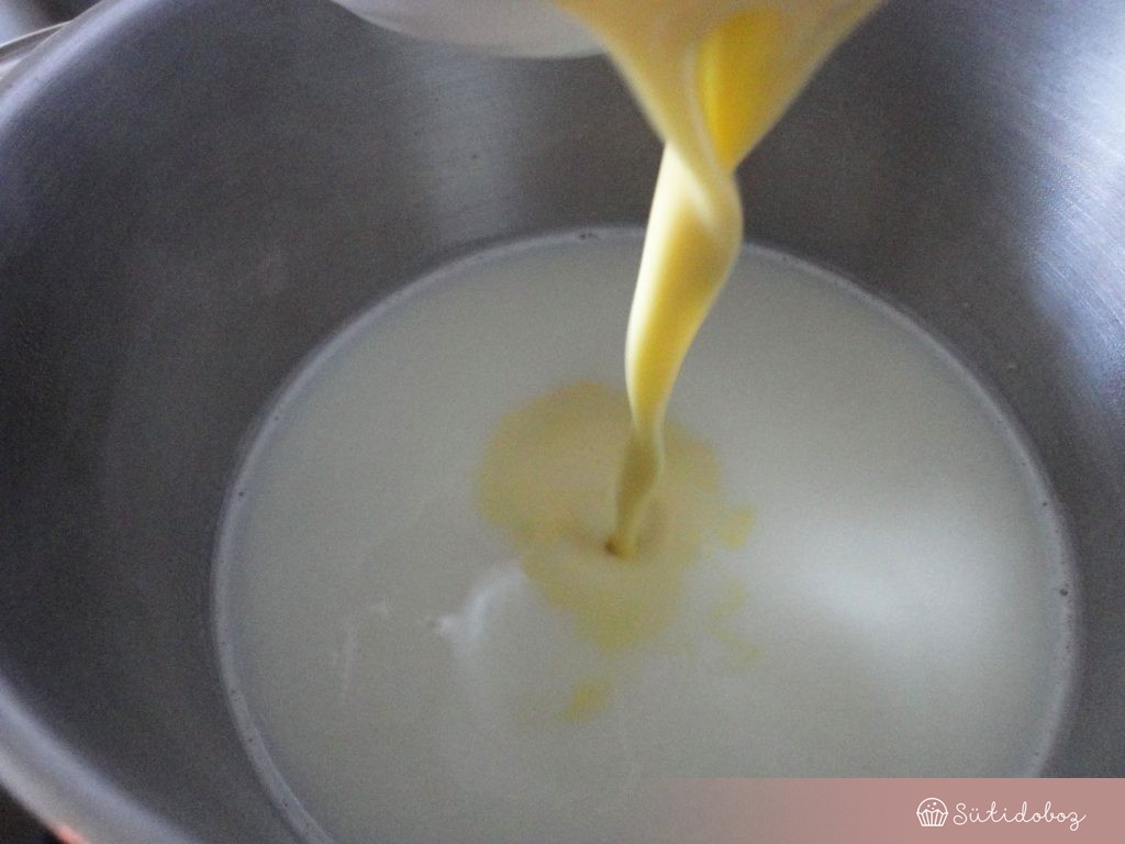 A cukros tejhez öntjük a tojásos-lisztes keveréket