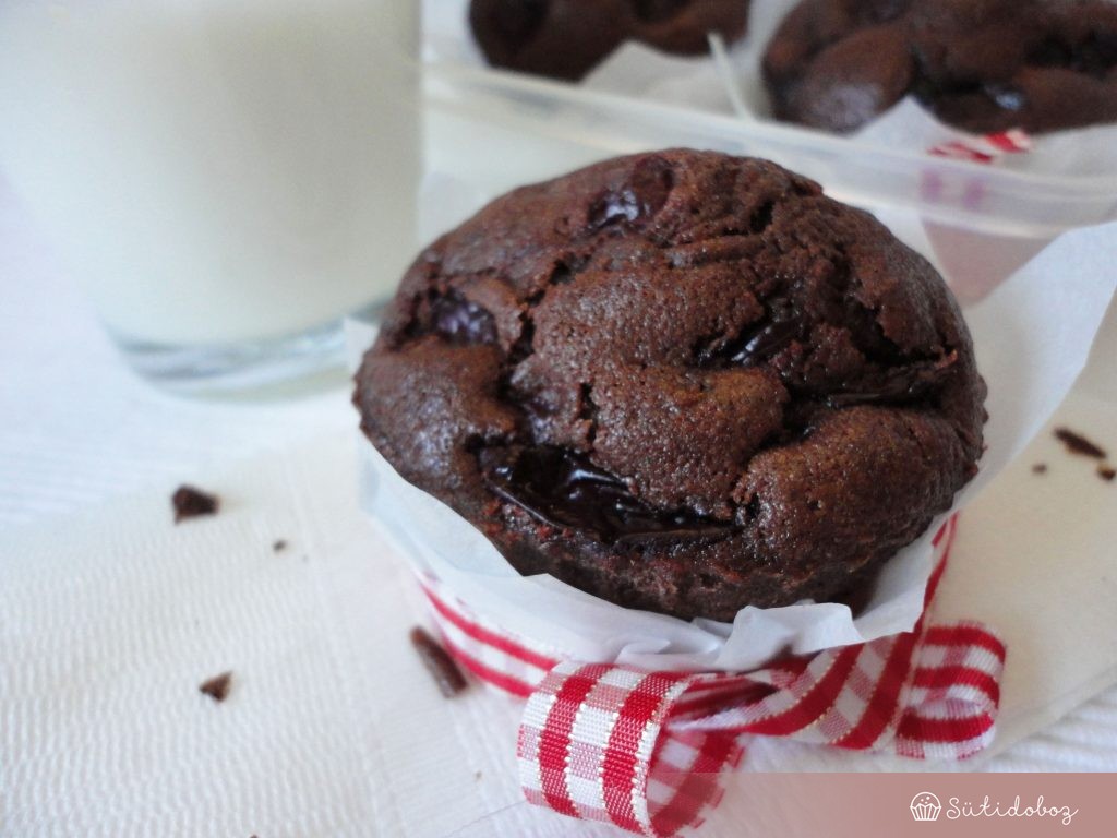 Rumos-meggyes csokis muffin