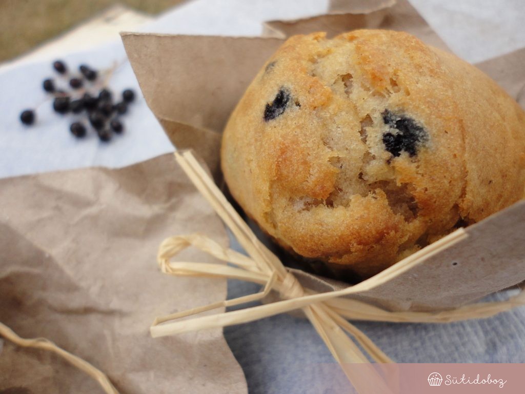 Almás-bodzabogyós muffin