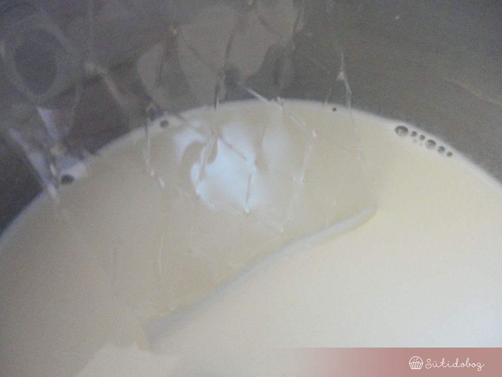 A meleg tejszínes tejben feloldjuk a zselatin lapokat