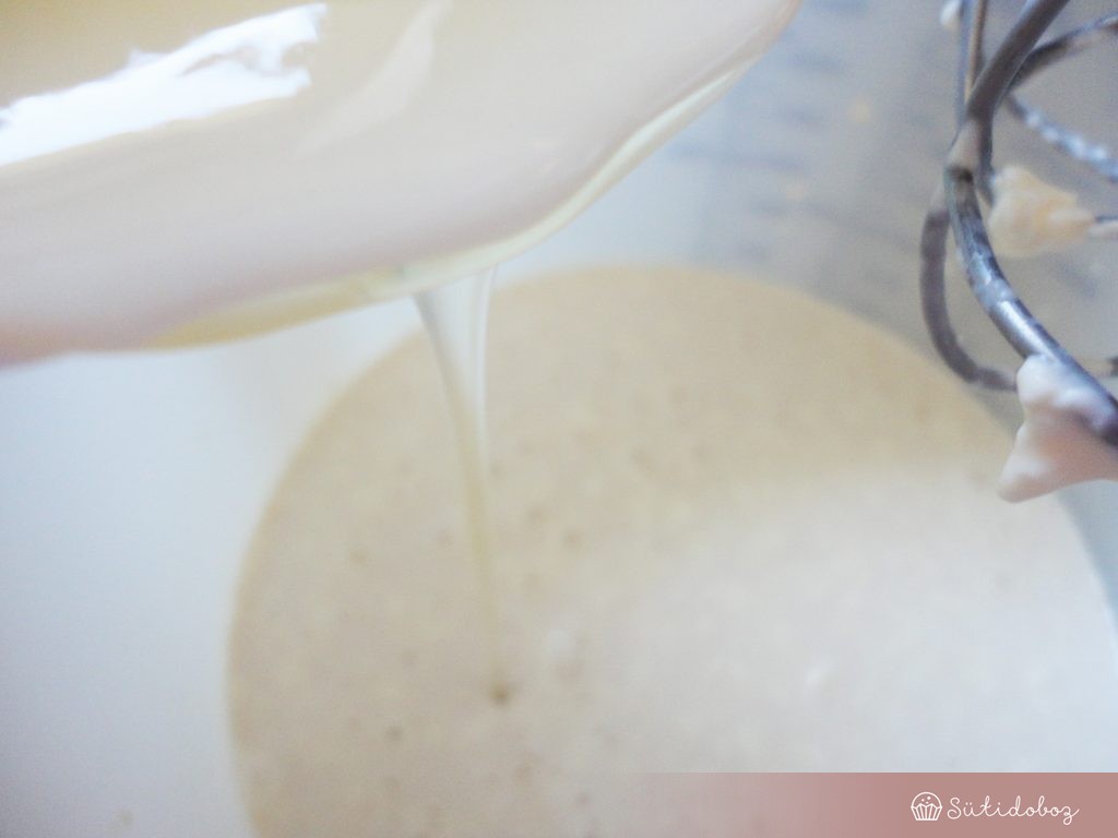 A tejszínhez hozzáadjuk a cukorszirupot