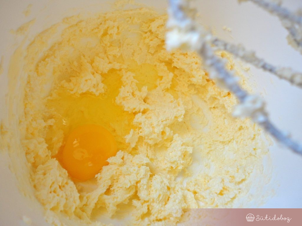 A cukrot vajhoz hozzáadjuk a tojásokat