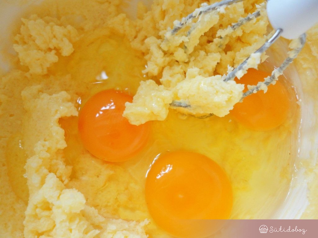 A tojásokat a vajas keverékhez adjuk
