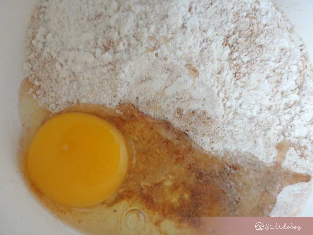 A lisztes keverékhez adjuk a tojást