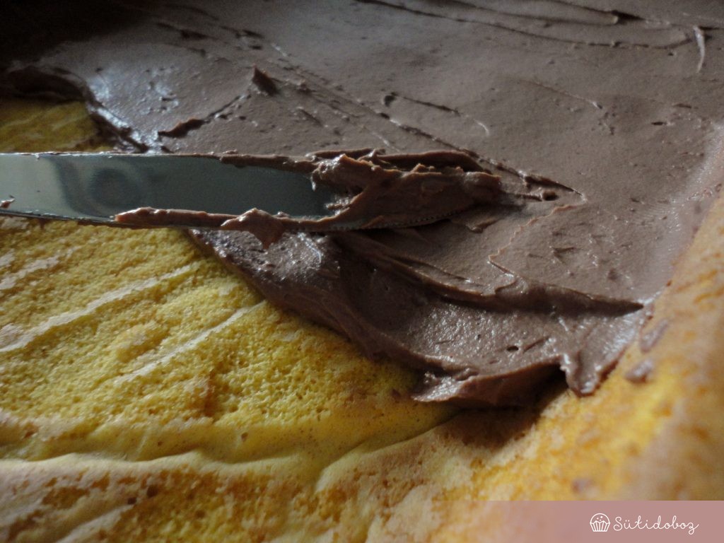 A sütőtökös piskótát megkenjük a csokis krémmel