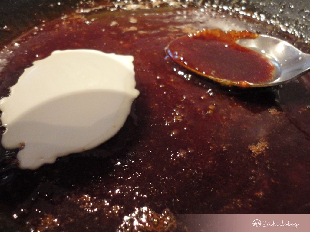 Sós karamell öntet készítése