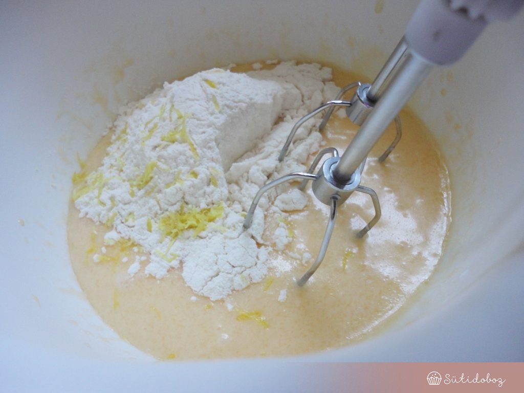 Joghurtos kuglóf készítése