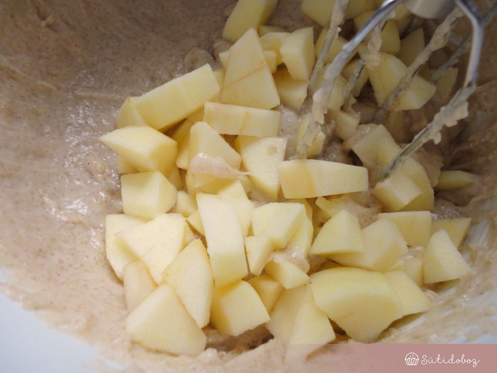 Karamellás almás süti készítése