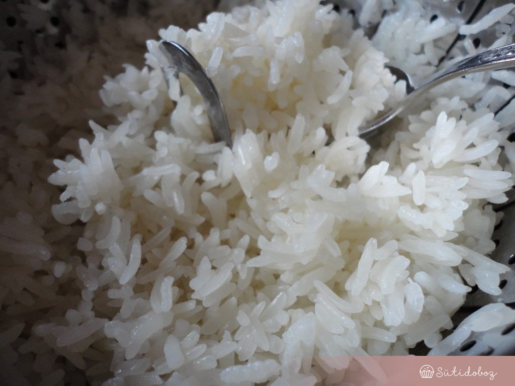 Ragacsos rizs készítése