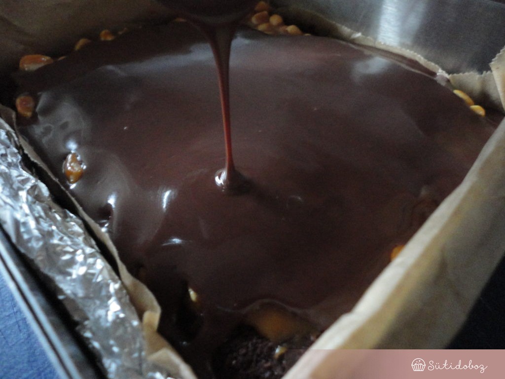 Csokis süti készítése sós karamellás mogyoróval