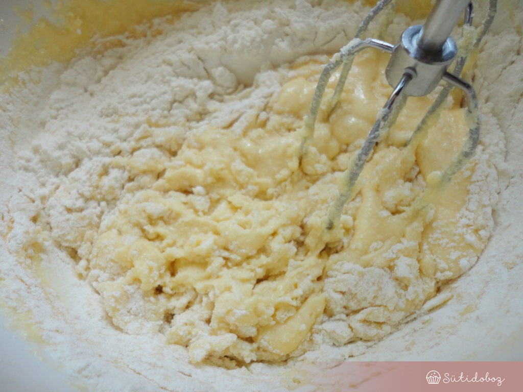 Áfonyás tonkababos foltos muffin készítése